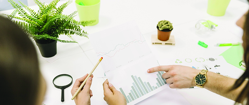 Corporate governance. People at a desk looking at graphs. Photo © Oleksandr Latkun/imageBROKER/Shutterstock