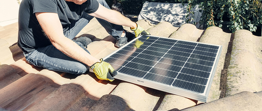 Solar panel on roof © Kindel Media Pexels